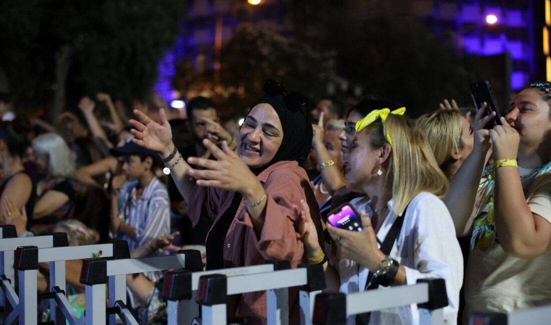 BAŞKAN ÇERÇİOĞLU’NDAN KUŞADASI’NDA MÜZİK DOLU GECE Aydın Büyükşehir Belediye Başkanı Özlem Çerçioğlu’nun destekleriyle düzenlenen “Yaz Konserleri” kapsamında sahneye