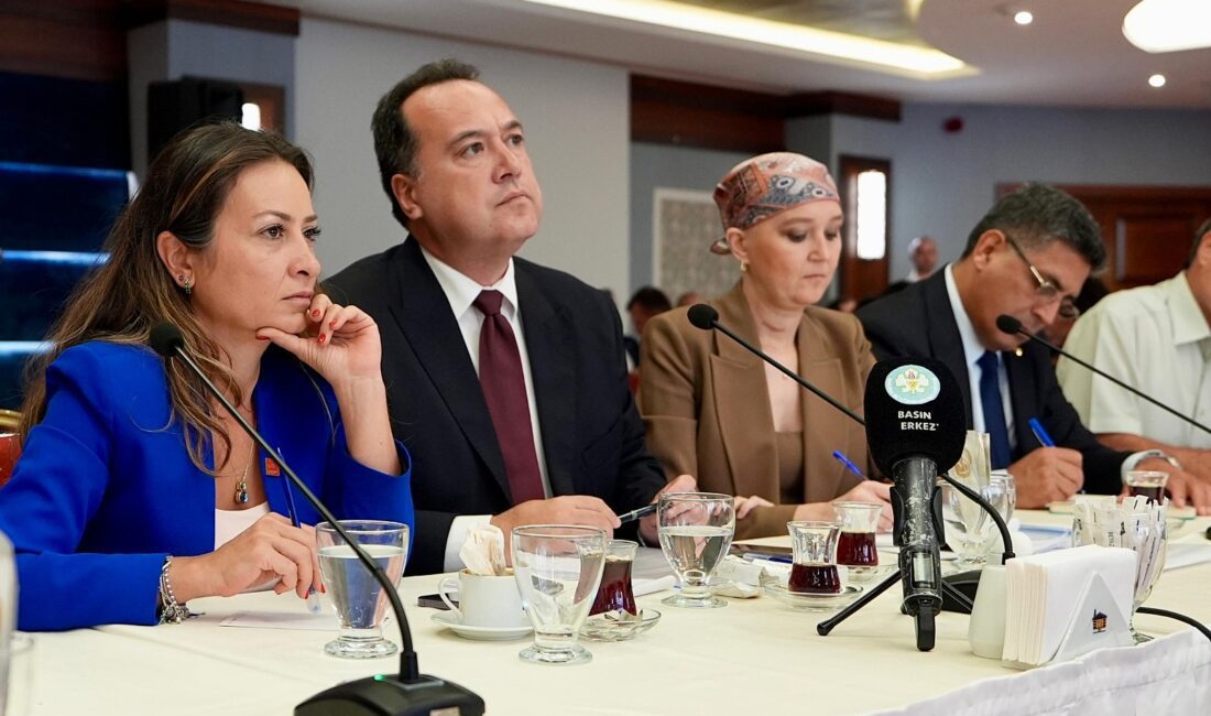 Manisa Büyükşehir Belediye Başkanı Besim Dutlulu, Şehzadeler ilçesinde mahalle muhtarlarıyla