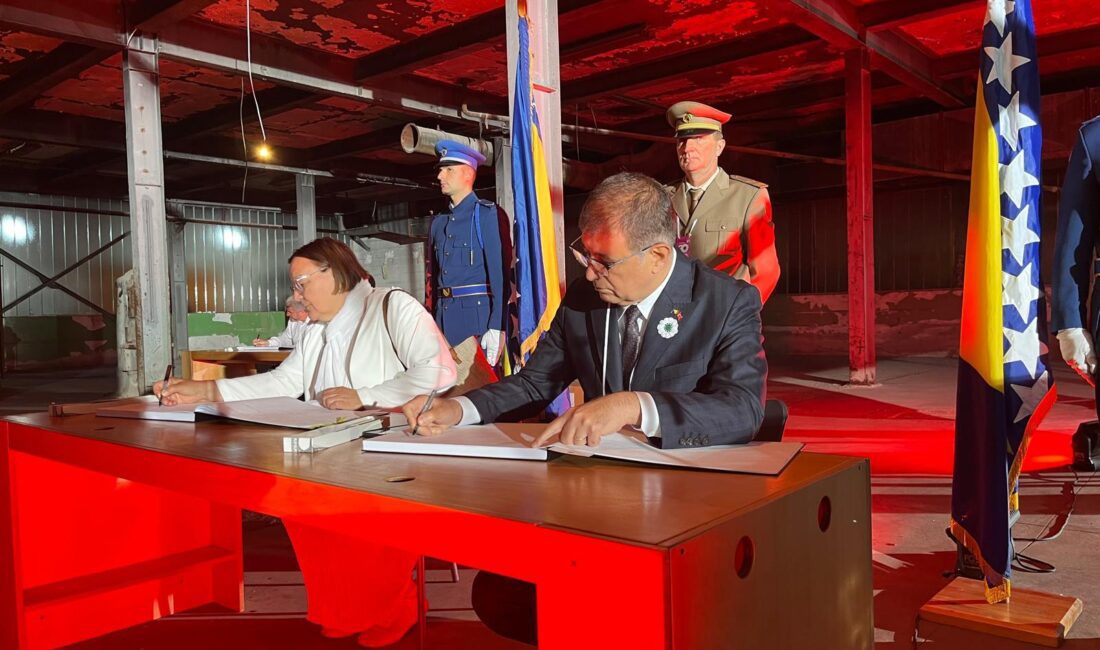 İzmir Büyükşehir Belediye Başkanı Dr. Cemil Tugay, erkek kadın, çocuk