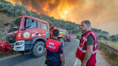 Bölgeye giden İzmir Büyükşehir Belediye Başkanı Dr. Cemil Tugay, iki