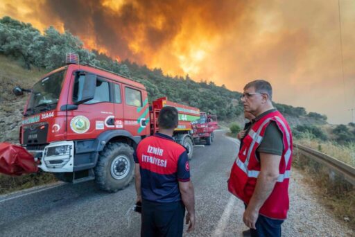 Bölgeye giden İzmir Büyükşehir Belediye Başkanı Dr. Cemil Tugay, iki