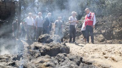 Ödemiş’in yanan köylerinde hasar tespiti için inceleme yapan İzmir Büyükşehir