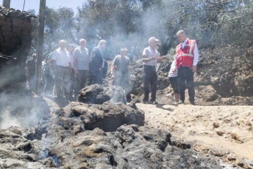 Ödemiş’in yanan köylerinde hasar tespiti için inceleme yapan İzmir Büyükşehir