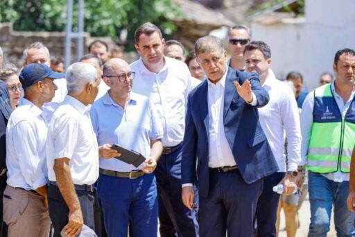 Karadoğan Mahallesi’nde inceleme yapan Tugay, Yangından etkilenen köylerin kış öncesi