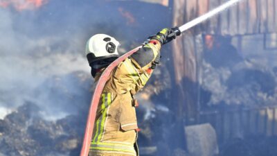 İzmir'in Bayındır ilçesine bağlı Yeşilova Mahallesi’nde çıkan ot yangını, rüzgarın