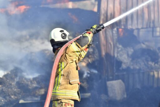 İzmir'in Bayındır ilçesine bağlı Yeşilova Mahallesi’nde çıkan ot yangını, rüzgarın