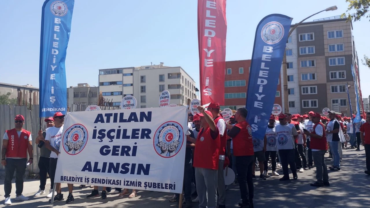 Belediye-İş Sendikası İzmir Şubeleri, işten çıkarmaları protesto etmek için Kapılar’daki