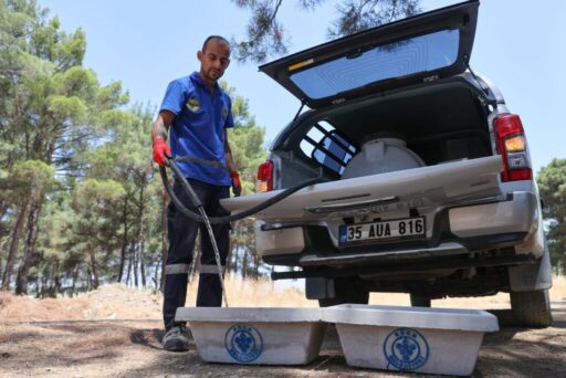 Aşırı sıcak hava kent genelinde etkisini sürdürürken Buca Belediyesi, susuzlukla