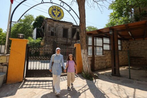 Bucalı Avşin Cumhuriyet Kütüphanesi ile hayaline yürüyor