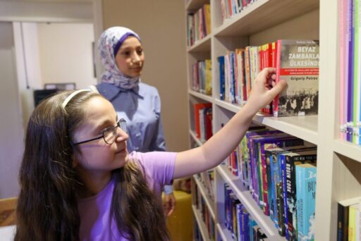 Bucalı Avşin Cumhuriyet Kütüphanesi ile hayaline yürüyor