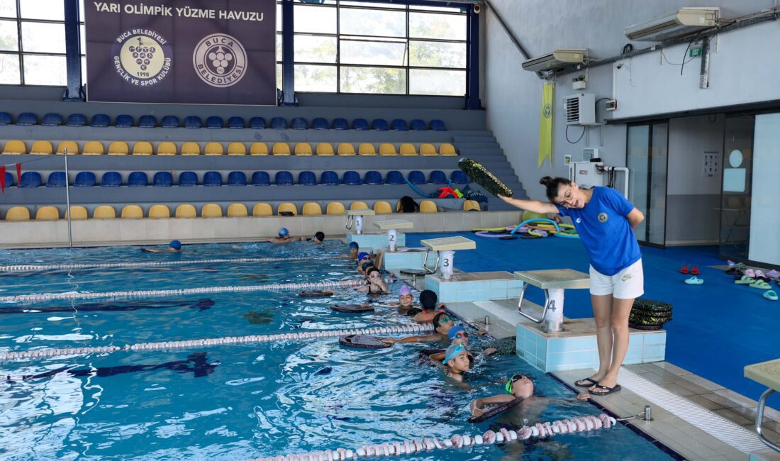 Buca Belediyesi’nin açtığı yüzme kursları büyük ilgi görüyor. Geleceğin teminatı