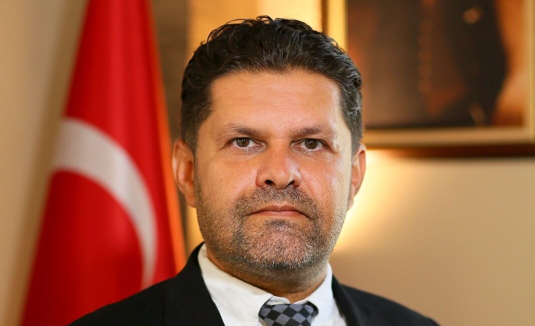 İzmir il Sağlık Müdürü Burak öztop, görvinden ayrılırken duygusal ve