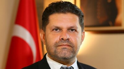 İzmir il Sağlık Müdürü Burak öztop, görvinden ayrılırken duygusal ve