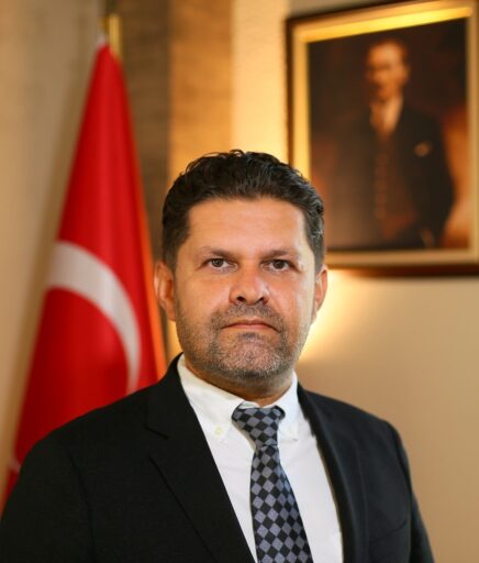 İzmir il Sağlık Müdürü Burak öztop, görvinden ayrılırken duygusal ve