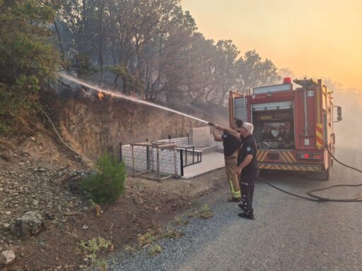 Büyükşehir ekiplerinden Akhisar’daki yangına müdahale