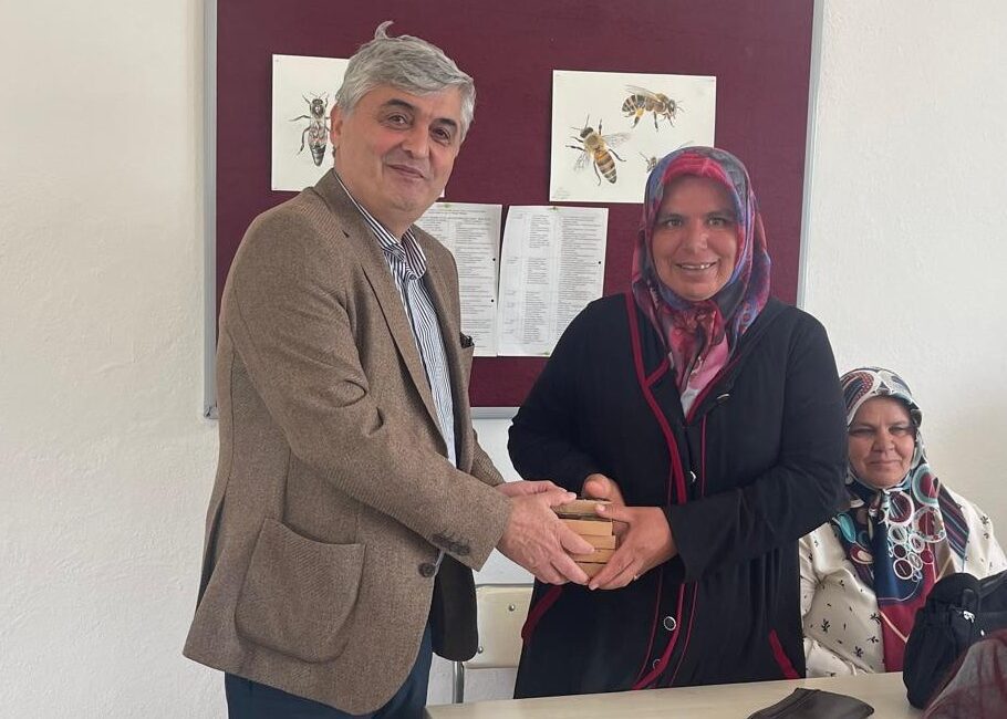 Büyükşehir’den Arıcılara Ana Arı Desteği Manisa Büyükşehir Belediyesi, kırsal kalkınmayı desteklemek ve bal üretimini artırmak