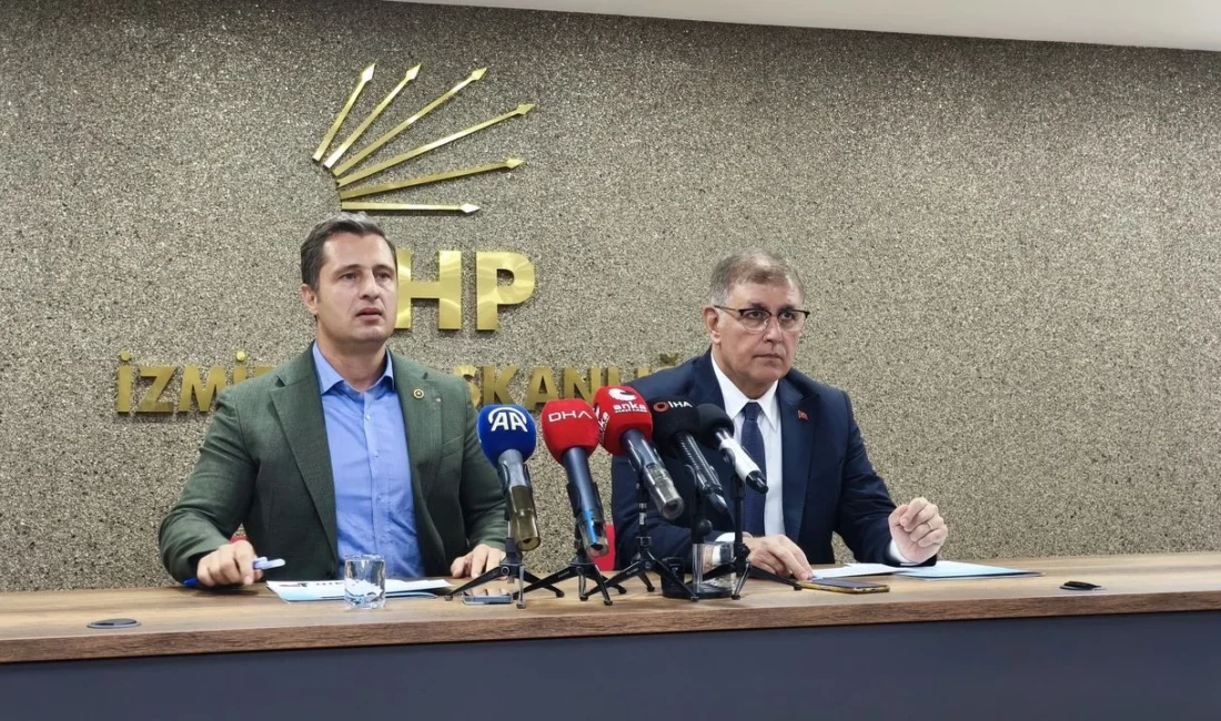 CHP İzmir İl Başkanlığı’nda düzenlenen basın toplantısında Deniz Yücel ve