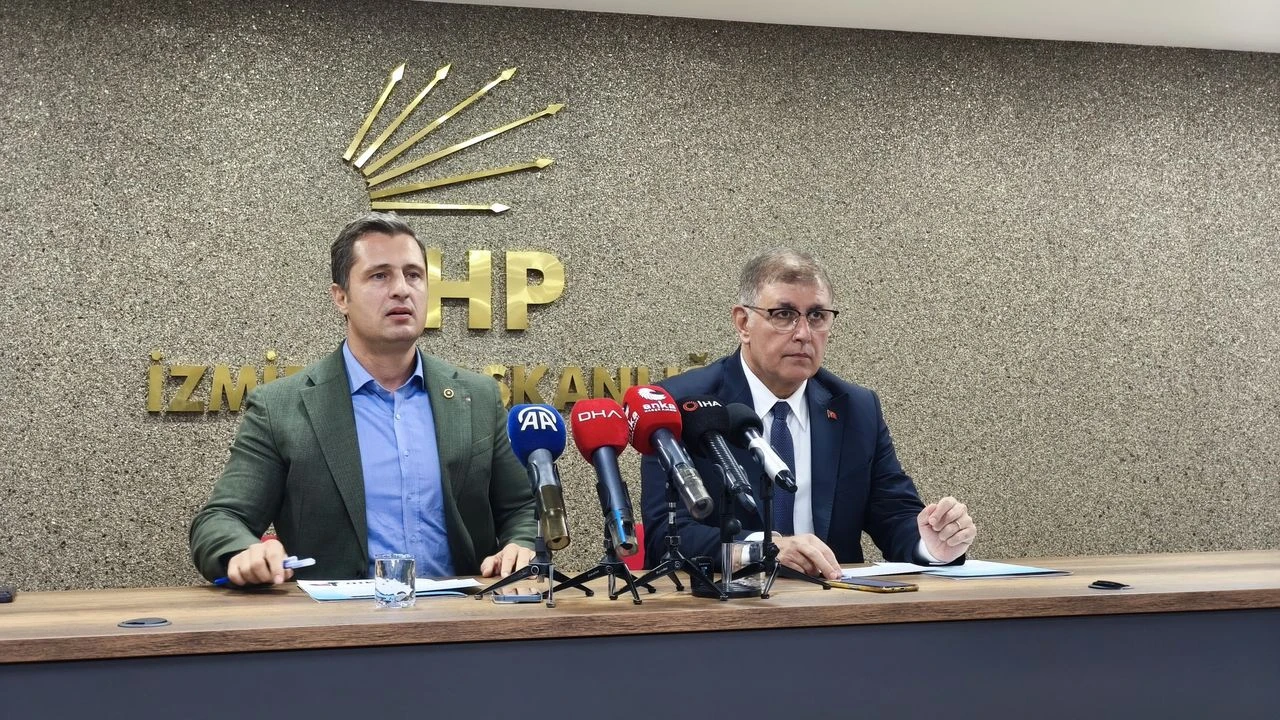CHP İzmir İl Başkanlığı’nda düzenlenen basın toplantısında Deniz Yücel ve