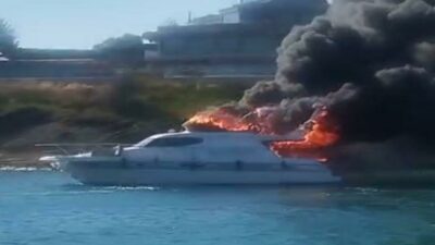 İzmir'in Çeşme ilçesinde, marinada bağlı bulunan motoryatta yangın çıktı. Motoryat