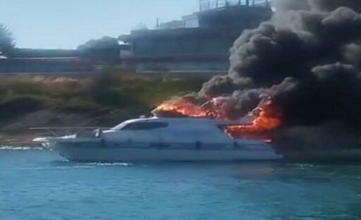 İzmir'in Çeşme ilçesinde, marinada bağlı bulunan motoryatta yangın çıktı. Motoryat