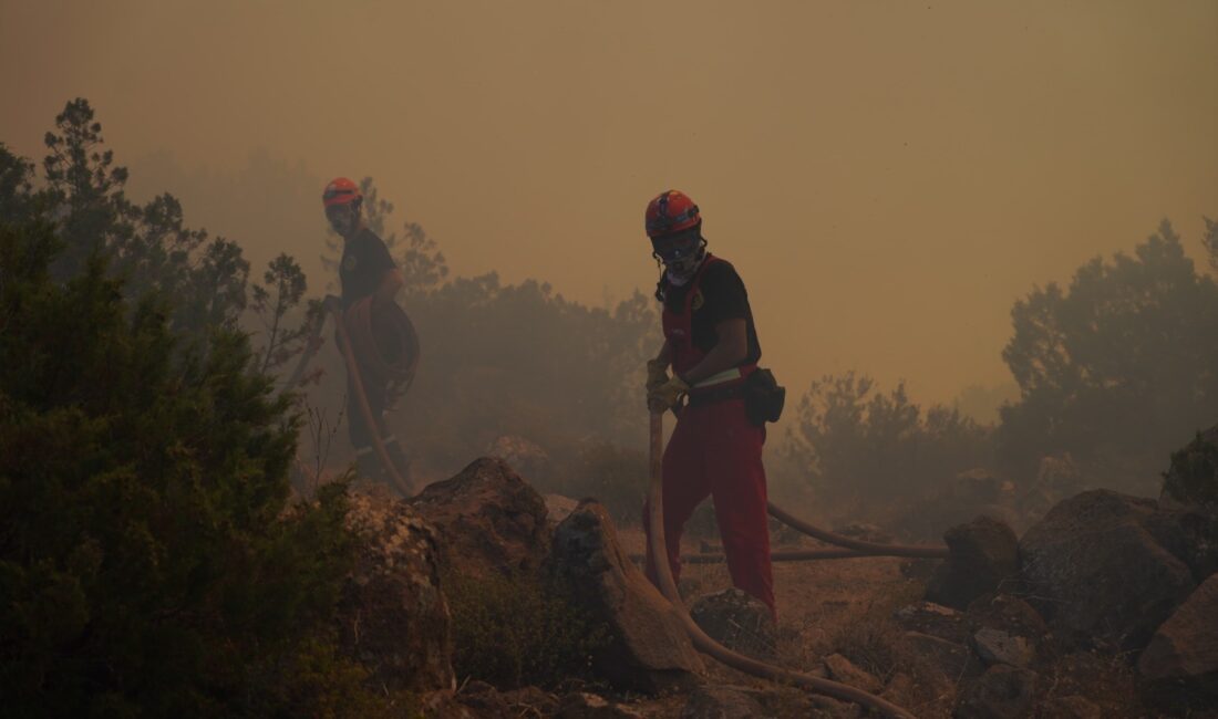 Çeşme’de yangınla mücadele 2. gününde devam ediyor Çeşme’de dün öğle saatlerinden bu yana devam eden yangının kontrol