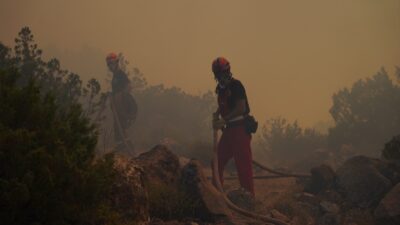 Çeşme’de dün öğle saatlerinden bu yana devam eden yangının kontrol
