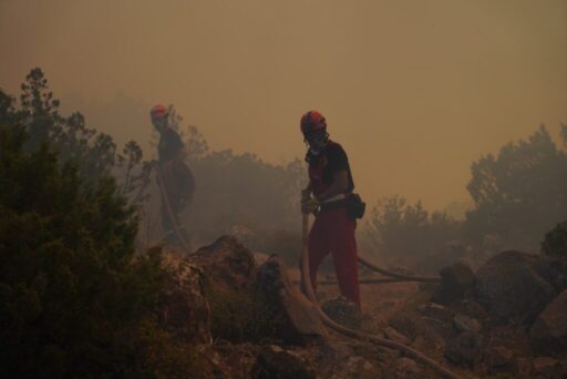 Çeşme’de dün öğle saatlerinden bu yana devam eden yangının kontrol