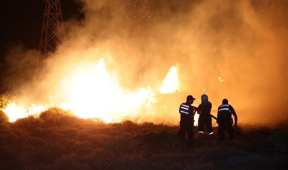Çeşme’de iki gündür devam eden yangının kontrol altına alınması için