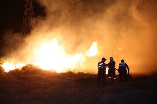 Çeşme’de iki gündür devam eden yangının kontrol altına alınması için