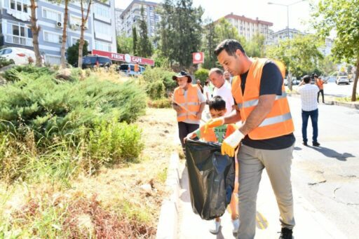 Çiğli Belediyesi, hem kentsel alanlarda yaptığı düzenlemelerle fiziksel dönüşümü sürdürüyor