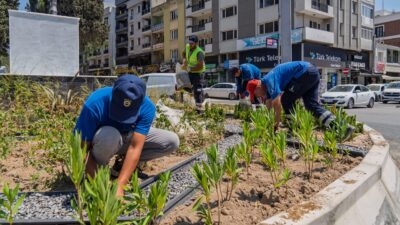 İzmir’in kamusal alanlarında peyzaj dönüşümünü hızlandıran ekipler, kavşak, refüj ve
