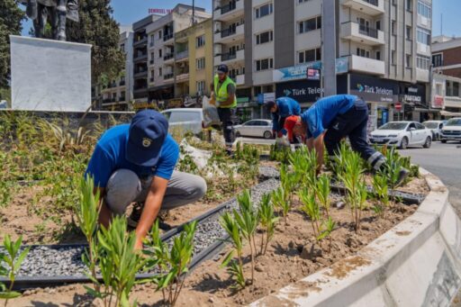 İzmir’in kamusal alanlarında peyzaj dönüşümünü hızlandıran ekipler, kavşak, refüj ve