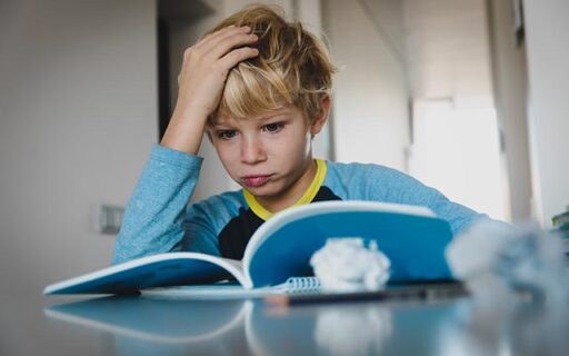 Hiç okurken kelimelerin gözünüzde adeta dans ettiğini, sayıları veya harfleri