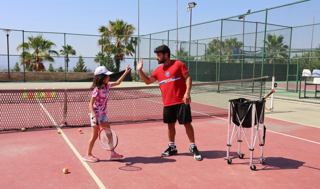 GELECEĞİN TENİSÇİLERİNE BAŞKAN ÇERÇİOĞLU’NDAN TAM DESTEK Aydın Büyükşehir Belediyesi, yaz kursları ile çocukların ve gençlerin fiziksel