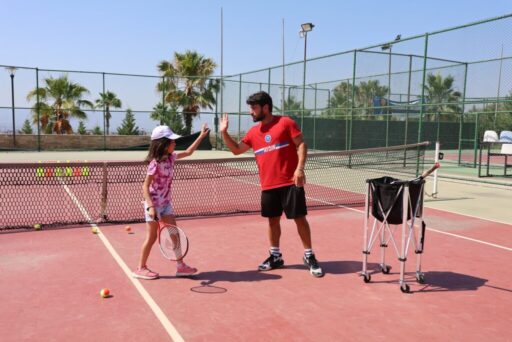 Aydın Büyükşehir Belediyesi, yaz kursları ile çocukların ve gençlerin fiziksel