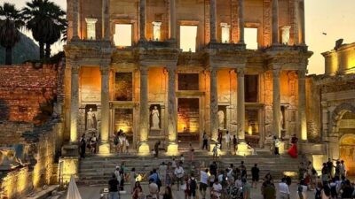 İzmir Büyükşehir Belediyesi’nin “Gençler İzmir’i Geziyor” projesi kapsamında düzenlendiği ücretsiz