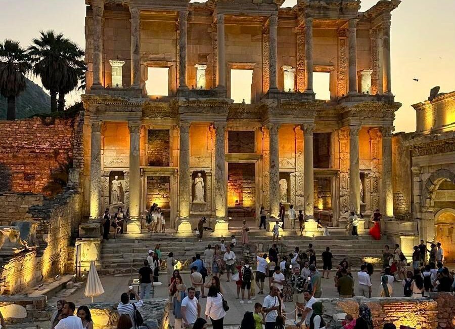 İzmir Büyükşehir Belediyesi’nin “Gençler İzmir’i Geziyor” projesi kapsamında düzenlendiği ücretsiz