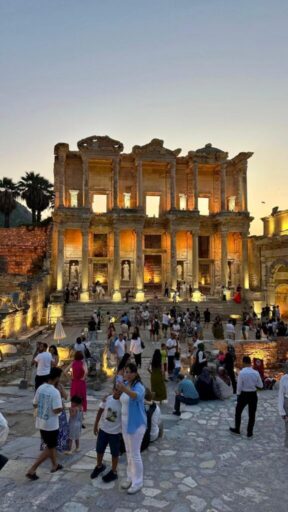 İzmir Büyükşehir Belediyesi’nin “Gençler İzmir’i Geziyor” projesi kapsamında düzenlendiği ücretsiz