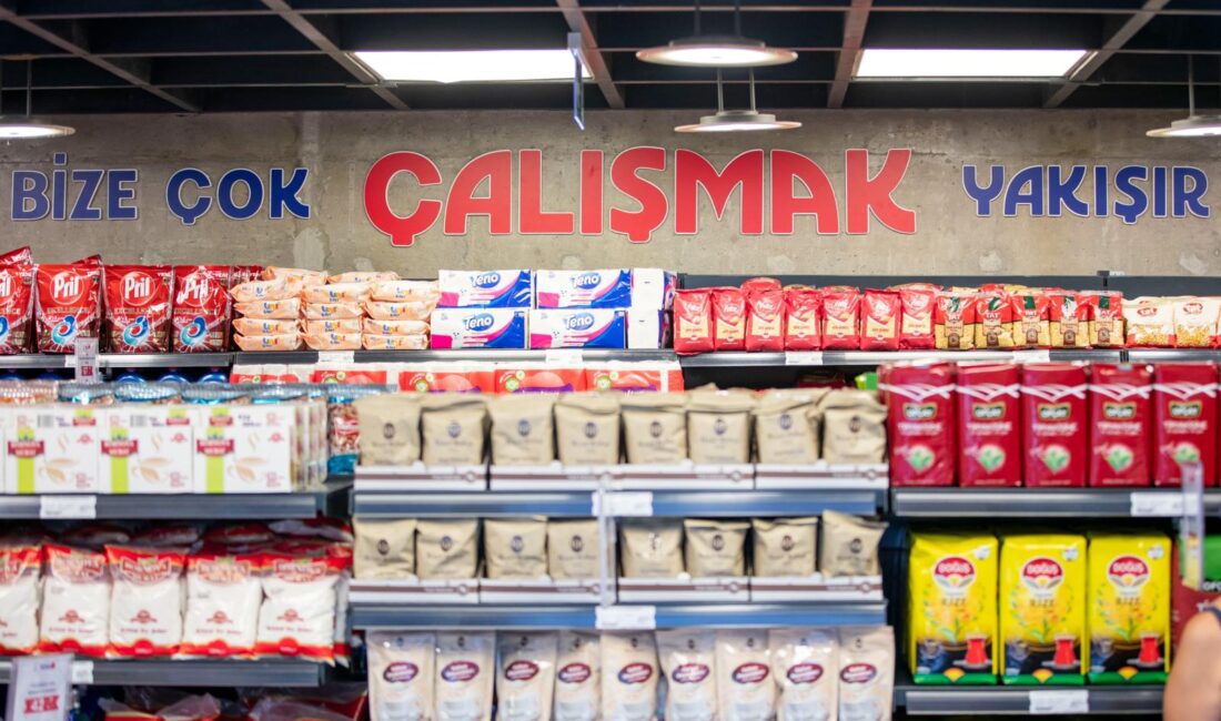 İZMAR Tarihi Kemeraltı Çarşısı’nda İzmir Büyükşehir Belediyesi’nin tanzim satış mağazaları İZMAR, dokuzuncu şubesini Tarihi Kemeraltı