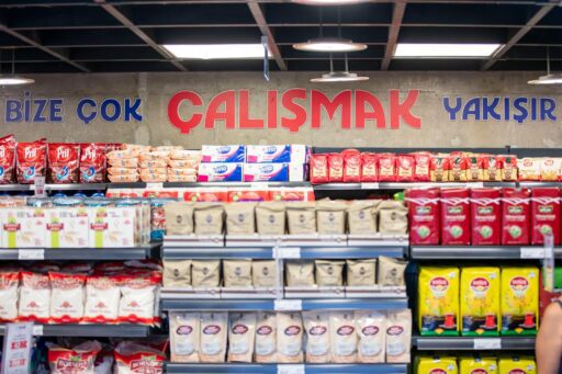 İzmir Büyükşehir Belediyesi’nin tanzim satış mağazaları İZMAR,  dokuzuncu şubesini Tarihi Kemeraltı