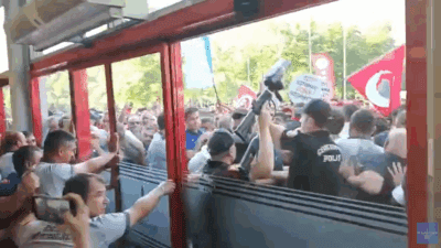 İzmir Büyükşehir Belediyesi önünde işten çıkarmaları protesto eden işçilerle polis