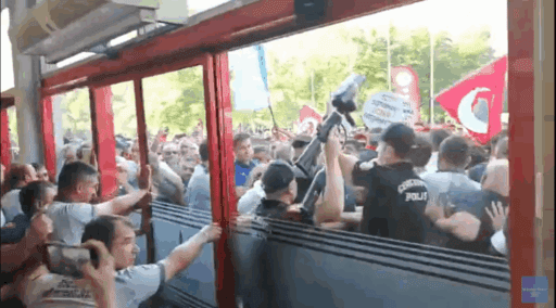 İzmir Büyükşehir Belediyesi önünde işten çıkarmaları protesto eden işçilerle polis