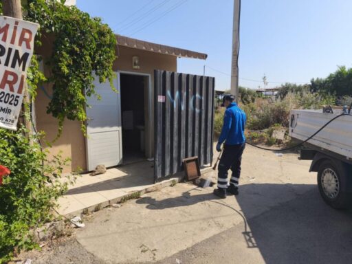 İzmir Büyükşehir Belediyesi, 30 ilçede 27 ekiple sivrisinek ve haşereye