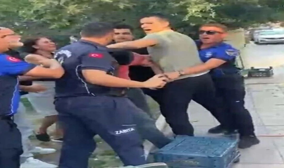 İzmir Konak’ta zabıta ekipleri, seyyar satıcı Ahmet Serdar Koyğun’u darbedip