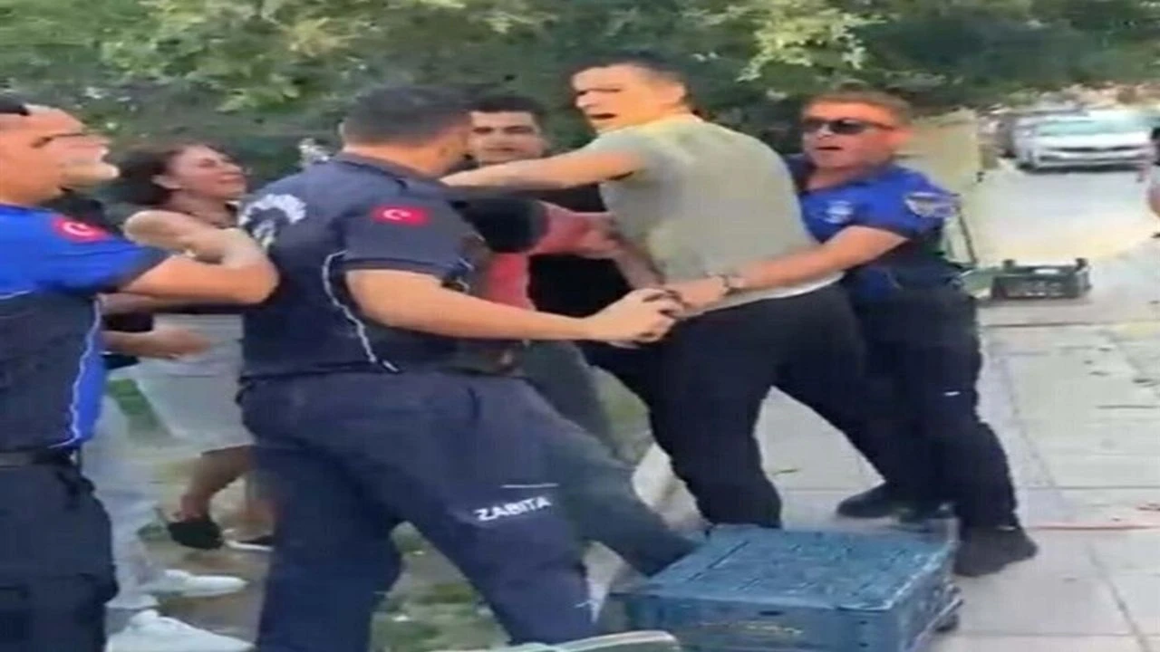 İzmir Konak’ta zabıta ekipleri, seyyar satıcı Ahmet Serdar Koyğun’u darbedip