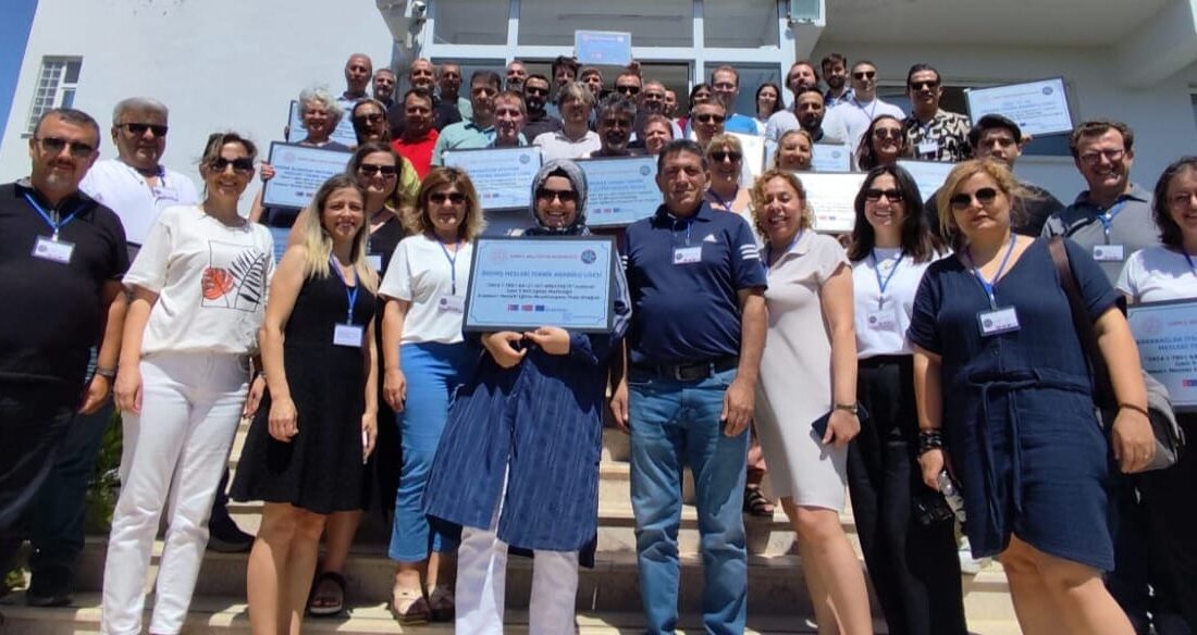 İzmir’de Erasmus+ Çalıştayında Program Geliştiren Öğrenciler Projeleri ile Dikkat Çekti İzmir İl Millî Eğitim Müdürlüğü tarafından Erasmus+ Meslekî Eğitim Akreditasyonu