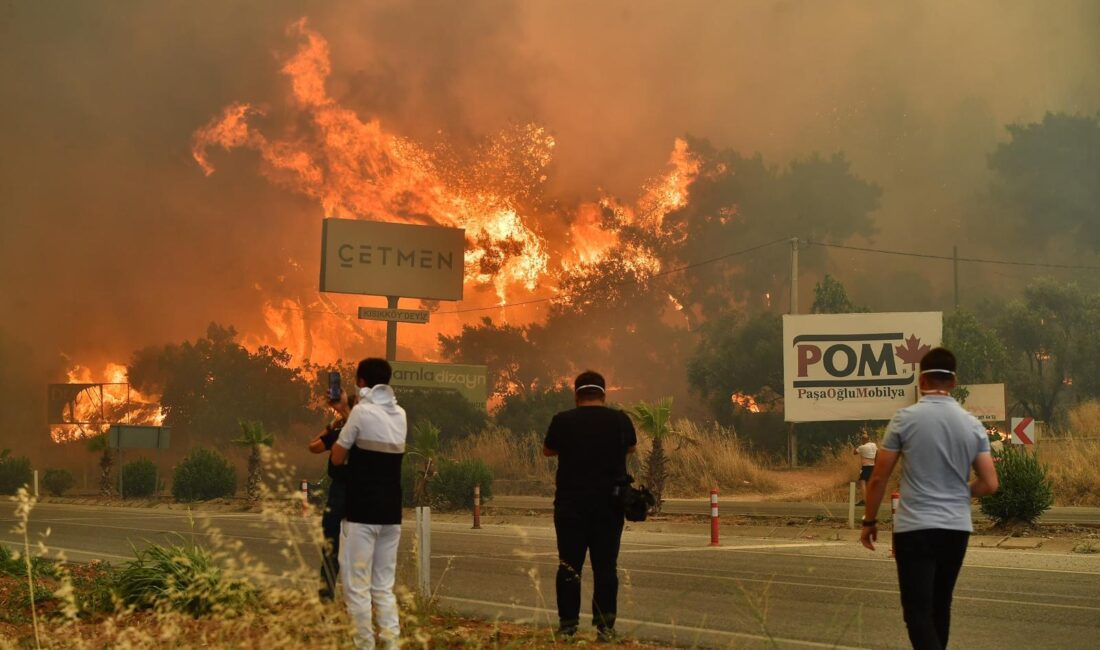 İzmir Büyükşehir Belediyesi İtfaiye Dairesi Başkanlığı ekipleri, günlerdir kentin dört
