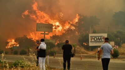 İzmir Büyükşehir Belediyesi İtfaiye Dairesi Başkanlığı ekipleri, günlerdir kentin dört