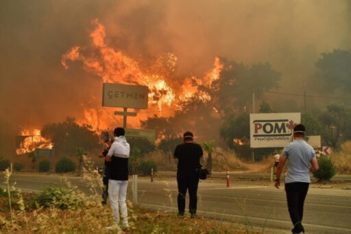 İzmir Büyükşehir Belediyesi İtfaiye Dairesi Başkanlığı ekipleri, günlerdir kentin dört