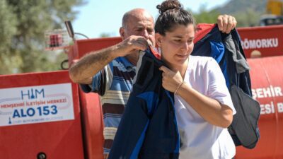 İzmir Büyükşehir Belediyesi’nin dağıttığı su tankerleri, özellikle kırsal bölgelerde yangınların